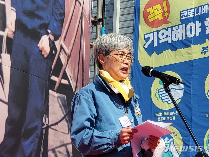 [부산=뉴시스] 이동민 기자 = 김진숙 민주노총 부산본부 지도위원이 25일 오전 부산 영도구 HJ중공업 사내 단결의 광장에서 열린 명예복직 기념행사에서 발언하고 있다. 2022.02.25. eastsky@newsis.com