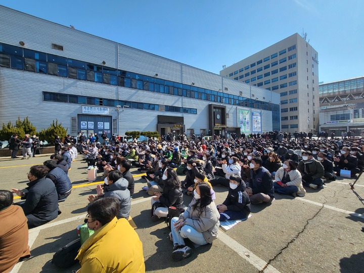 [부산=뉴시스] 이동민 기자 = 25일 오전 HJ중공업 사내 단결의 광장에서 참석한 노동조합원들이 김진숙 위원의 발언을 듣고 있다. 2022. 02.25. eastsky@newsis.com *재판매 및 DB 금지