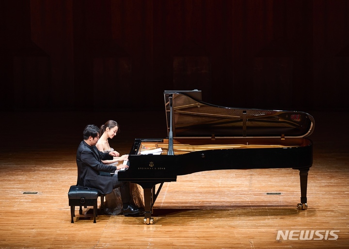 [서울=뉴시스] 중국 출신의 세계적 피아니스트 랑랑의 내한 공연이 지난 23일 서울 예술의전당 콘서트홀에서 열렸다. 이날 랑랑은 자신의 아내인 한국계 독일인 피아니스트 지나 앨리스와 무대를 꾸몄다. (사진=마스트미디어 제공) 2022.02.26. photo@newsis.com *재판매 및 DB 금지