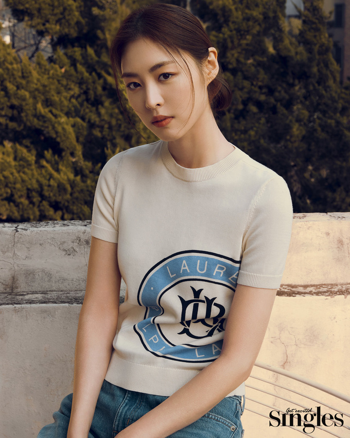 [서울=뉴시스] 배우 이연희 화보. 2022.02.25.(사진=싱글즈 제공) photo@newsis.com*재판매 및 DB 금지 *재판매 및 DB 금지