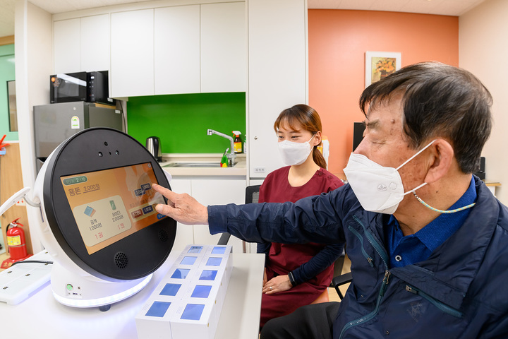 [서울=뉴시스] 서울 양천구는 만 60세 이상 지역주민을 대상으로 치매 조기발견을 위한 무료 인지선별검사를 실시한다고 25일 밝혔다. (사진=양천구 제공) 2022.02.25. photo@newsis.com *재판매 및 DB 금지