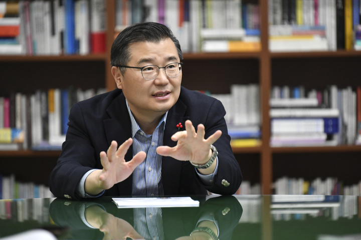 [서울=뉴시스] 류경기 중랑구청장이 지난 23일 뉴시스와의 인터뷰에서 "결국 중랑을 장기적으로 발전시키는 동력은 경제와 교육"이라고 강조했다. (사진=중랑구 제공) 2022.02.27. photo@newsis.com *재판매 및 DB 금지