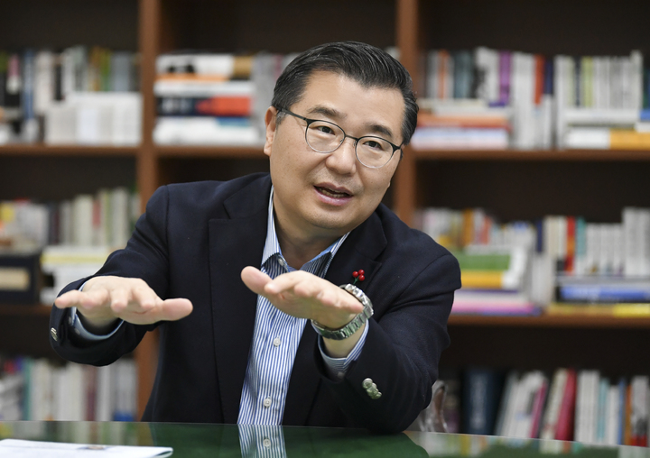 [서울=뉴시스] 류경기 중랑구청장은 지난 23일 서울 중랑구청 구청장실에서 "중랑에 꼭 채워나가야 할 구민의 열망은 '살기좋은 중랑에 경제와 교육 기반'을 튼튼히 하는 일"이라고 밝혔다. (사진=중랑구 제공) 2022.02.27. photo@newsis.com *재판매 및 DB 금지