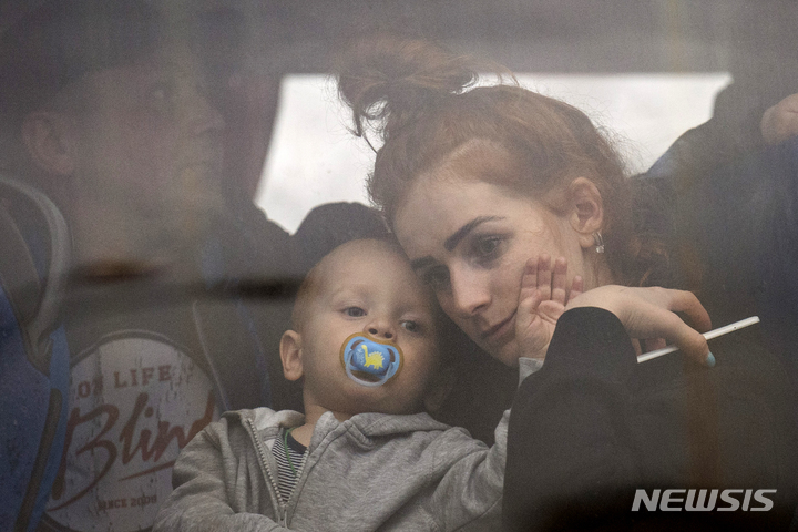 [키예프=AP/뉴시스] 24일(현지시간) 우크라이나 키예프에서 시민들이 버스에 탑승해 있다. 2022.02.25.