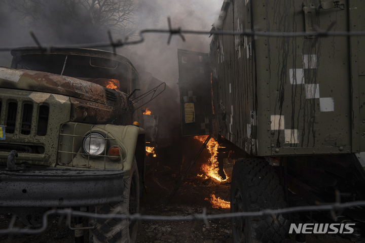 [마리우폴=AP/뉴시스] 24일(현지시간) 우크라이나 도네츠크주 마리우폴 외곽의 우크라이나군 군사시설이 러시아의 포격으로 손상돼 있다. 2022.02.25.