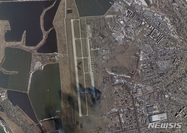 [하르키프=AP/뉴시스] 플래닛 랩스가 제공한 위성 사진에 24일(현지시간) 우크라이나 하르키프 외곽 추후이브 공군 기지에서 연기가 피어오르고 있다. 2022.02.25.