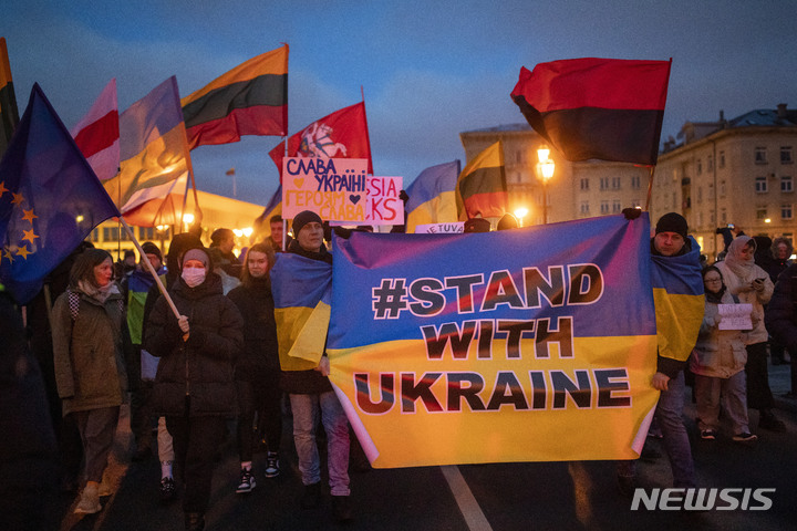 [빌뉴스=AP/뉴시스] 24일(현지시간) 리투아니아 수도 빌뉴스에 있는 러시아 대사관 밖에서 러시아의 우크라이나 침공에 반대하는 시위가 열리고 있다. 2022.02.25.