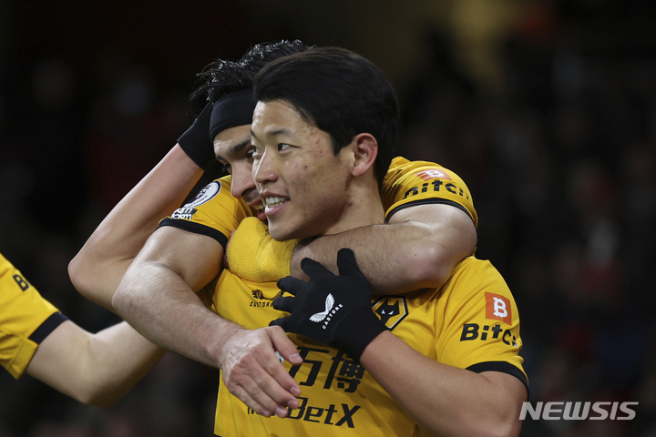 [런던=AP/뉴시스] 울버햄프턴 원더러스의 황희찬이 24일(현지시간) 영국 런던의 에미레이트 스타디움에서 열린 아스널과의 2021~22시즌 잉글랜드 프리미어리그(EPL) 20라운드 순연 경기 전반 10분 선제골을 넣고 동료들과 기쁨을 나누고 있다. 황희찬은 4개월 만에 리그 5호 골을 넣었고 팀은 1-2로 역전패 했다. 2022.02.25.