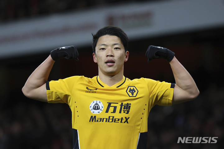 [런던=AP/뉴시스] 울버햄튼 원더러스의 황희찬이 지난 2월 25일 영국 런던 에미리츠 스타디움에서 열린 아스날과 2021~22 EPL 원정경기에서 선제골을 넣은 뒤 세리머니를 하고 있다. 2022.03.18.