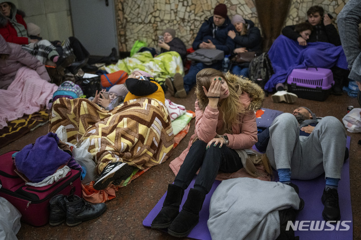 [키예프=AP/뉴시스] 24일(현지시간) 우크라이나 키예프 방공호인 지하철에 사람들이 대피해 있다. 러시아는 이날 우크라이나를 전면 침공해 군사시설을 포격했다. 2022.02.25.