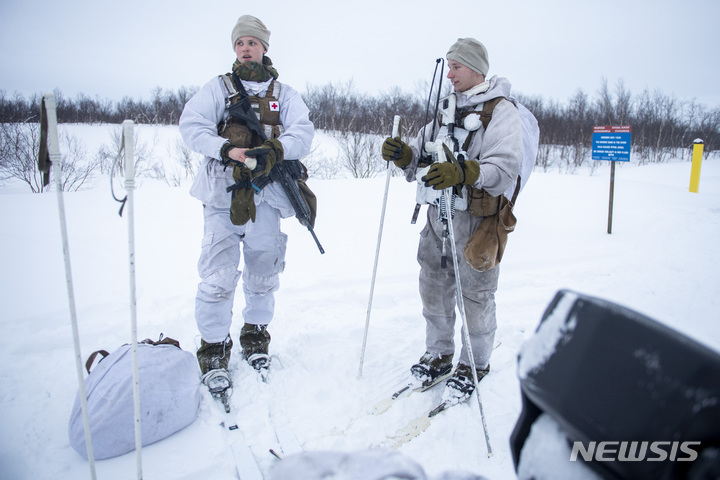 [시르케네스=AP/뉴시스] 지난 2022년 2월 24일(현지시간) 노르웨이 군인들이 노르웨이 시르케네스에서 러시아와의 국경 부근을 순찰하고 있다. 2026.01.20.