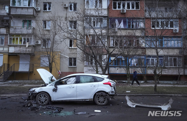 [마리우폴=AP/뉴시스] 24일(현지시간) 우크라이나 마리우폴 거리에 러시아의 포격으로 파손된 자동차가 놓여 있다. 러시아군은 24일 블라디미르 푸틴 대통령의 명령으로 우크라이나를 전면 침공했다. 2022.02.25.
