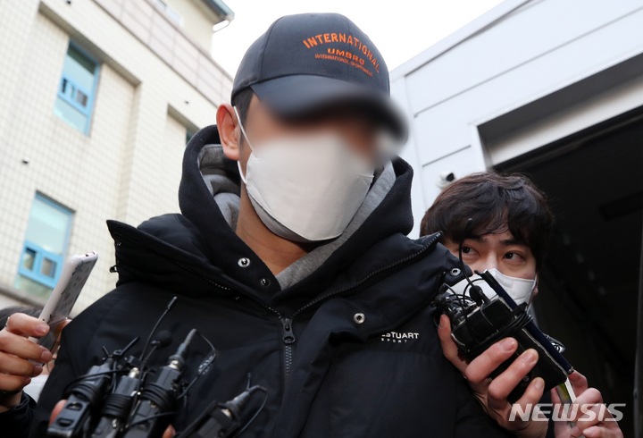 [서울=뉴시스] 조성우 기자 = 회삿돈 약 246억원을 횡령한 혐의로 구속된 계양전기 재무팀 직원 김모씨가 지난 2월25일 오전 서울 강남구 수서경찰서에서 검찰에 송치되고 있다. 2022.02.25. xconfind@newsis.com