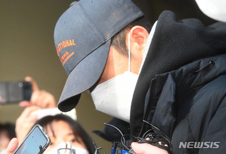 [서울=뉴시스] 회삿돈 246억원을 횡령한 혐의로 구속된 전 계양전기 재무팀 직원 김모씨가 지난해 2월25일 오전 서울 강남구 수서경찰서에서 검찰에 송치되고 있다. (공동취재사진) 2022.02.25. photo@newsis.com