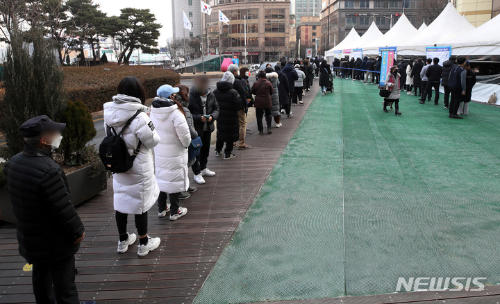 [서울=뉴시스] 조성우 기자 = 코로나19 신규 확진자가 16만5890명으로 집계된 25일 오전 서울 송파구 보건소 선별진료소에서 시민들이 검사를 받기 위해 대기하고 있다. 2022.02.25. xconfind@newsis.com