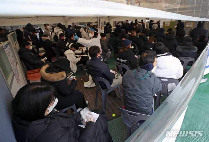 [서울=뉴시스] 조성우 기자 = 지난 25일 오전 서울 송파구 보건소 선별진료소에서 시민들이 신속항원검사를 받은 뒤 대기하고 있다. 2022.02.25. xconfind@newsis.com