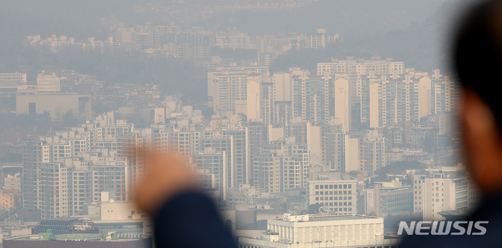 [서울=뉴시스] 조수정 기자 = 사진은 25일 서울 남산에서 바라본 서울 시내 아파트. 2022.02.25. chocrystal@newsis.com