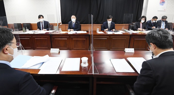 [서울=뉴시스] 홍남기 부총리 겸 기획재정부 장관이 25일 서울 종로구 정부서울청사에서 열린 우크라이나 사태와 관련 관계장관회의(녹실회의)를 주재하고 있다. (사진=기획재정부 제공) 2022.02.25. photo@newsis.com *재판매 및 DB 금지