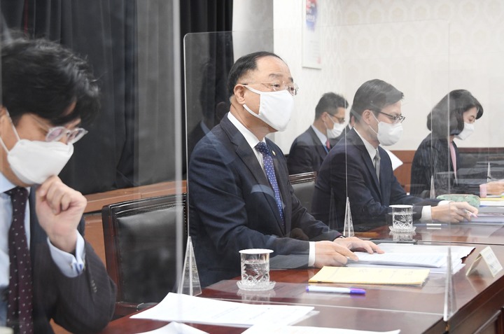 [서울=뉴시스] 홍남기(왼쪽 두번째) 부총리 겸 기획재정부 장관이 25일 서울 종로구 정부서울청사에서 열린 우크라이나 사태와 관련 관계장관회의(녹실회의)에서 발언하고 있다. (사진=기획재정부 제공) 2022.02.25. photo@newsis.com *재판매 및 DB 금지