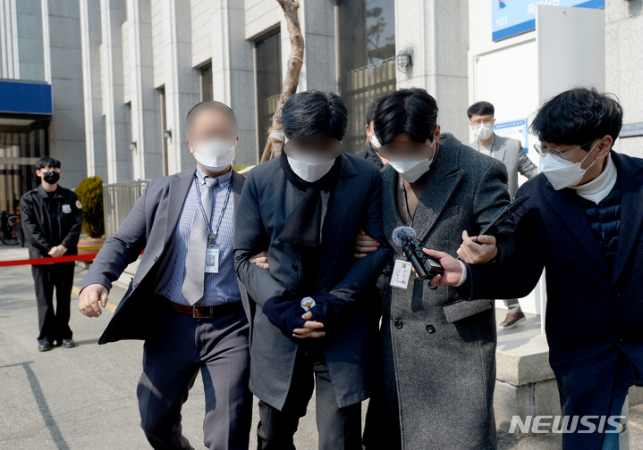 [광주=뉴시스] 김혜인 기자 = 광주 동구 학동 재개발사업 정비 4구역 철거 건물 붕괴 참사와 관련, 입찰방해 혐의를 받는 전직 HDC현대산업개발 임원이 25일 광주지법 101호 법정에서 구속 전 피의자 심문(영장실질심사)을 받고 경찰관들과 이동하고 있다. 2022.02.25.hyein0342@newsis.com