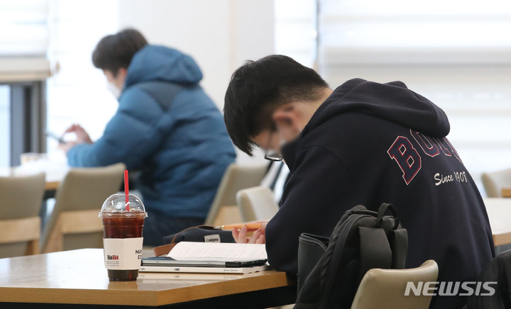 [서울=뉴시스] 권창회 기자 = 2022년 2월 25일 오후 서울 시내 스터디카페에서 이용객들이 공부하고 있다. (사진은 기사와 관련이 없습니다.) 2026.10.17. kch0523@newsis.com