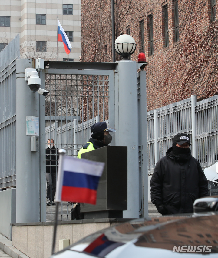 [서울=뉴시스] 조수정 기자 = 러시아가 우크라이나를 침공한 가운데 25일 서울 중구 정동 주한러시아대사관에서 대사 차량이 나서고 있다. 2022.02.25. chocrystal@newsis.com