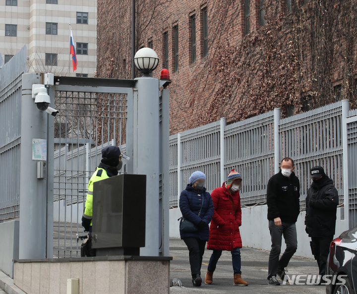 [서울=뉴시스] 조수정 기자 = 러시아가 우크라이나를 침공한 가운데 25일 서울 중구 정동 주한러시아대사관에서 대사관 관계자들이 나오고 있다. 2022.02.25. chocrystal@newsis.com