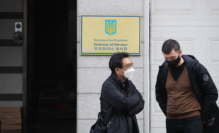 [서울=뉴시스] 조수정 기자 = 러시아가 우크라이나를 침공한 가운데 25일 서울 용산구 주한 우크라이나대사관에서 대사 인터뷰를 마치고 나온 관계자들이 대화를 나누고 있다. 2022.02.25. chocrystal@newsis.com