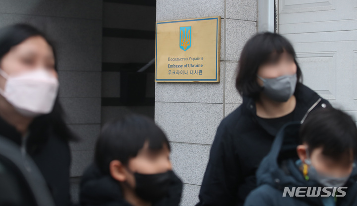 [서울=뉴시스] 조수정 기자 = 러시아가 우크라이나를 침공한 가운데 25일 서울 용산구 주한 우크라이나대사관 앞으로 시민들이 오가고 있다. 2022.02.25. chocrystal@newsis.com