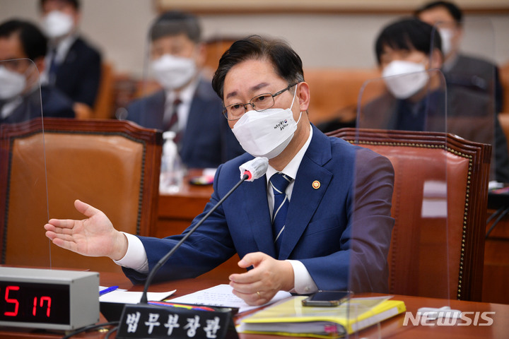 [서울=뉴시스] 김선웅 기자 = 박범계 법무부 장관이 25일 오후 서울 여의도 국회에서 열린 법제사법위원회의 현안질의에 출석해 질의 답변을 하고 있다. (공동취재사진) 2022.02.25. photo@newsis.com