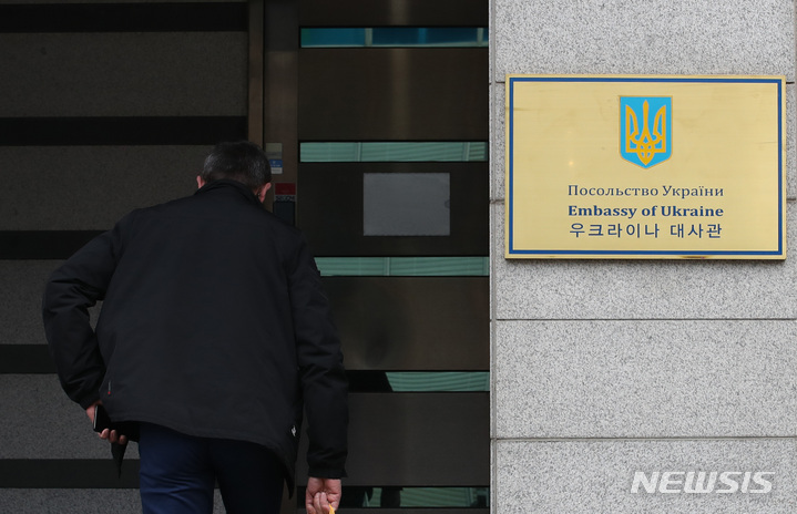 [서울=뉴시스] 조수정 기자 = 러시아가 우크라이나를 침공한 가운데 25일 서울 용산구 주한 우크라이나대사관으로 직원이 들어가고 있다. 2022.02.25. chocrystal@newsis.com