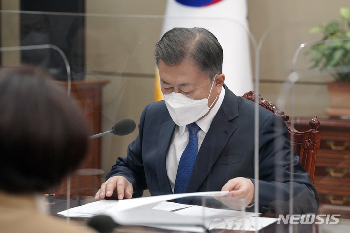 [서울=뉴시스] 김진아 기자 = 문재인 대통령이 지난 25일 오전 청와대 여민관 소회의실에서 열린 글로벌 에너지 공급망 현안 점검 회의에서 문승욱 산업통상자원부 장관으로 부터 보고 받고 있다. 2022.02.25. (사진=청와대 제공) photo@newsis.com
