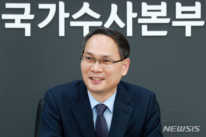 [서울=뉴시스] 백동현 기자 = 남구준 경찰청 국가수사본부장이 23일 오후 서울 서대문구 경찰청 국가수사본부 대회의실에서 인터뷰하고 있다. 2022.02.26. livertrent@newsis.com