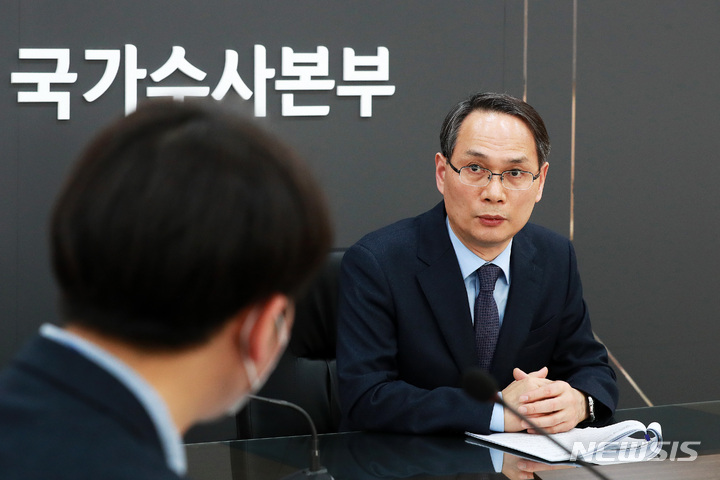 [서울=뉴시스] 백동현 기자 = 남구준 경찰청 국가수사본부장이 23일 오후 서울 서대문구 경찰청 국가수사본부 대회의실에서 인터뷰하고 있다. 2022.02.26. livertrent@newsis.com