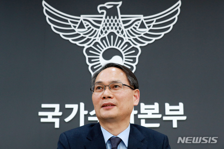[서울=뉴시스] 백동현 기자 = 남구준 경찰청 국가수사본부장이 23일 오후 서울 서대문구 경찰청 국가수사본부 대회의실에서 인터뷰하고 있다. 2022.02.26. livertrent@newsis.com