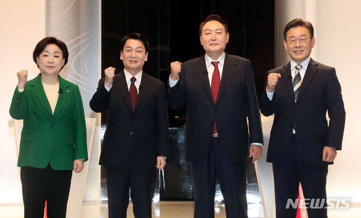 [서울=뉴시스] 국회사진기자단 = 25일 서울 마포구 SBS 프리즘타워 오디토리움에서 열린 중앙선거관리위원회 주관 두 번째 TV 토론회에 앞서 심상정(왼쪽부터) 정의당, 안철수 국민의당, 윤석열 국민의힘, 이재명 더불어민주당 대선 후보가 기념촬영하고 있다. 2022.02.25. photo@newsis.com