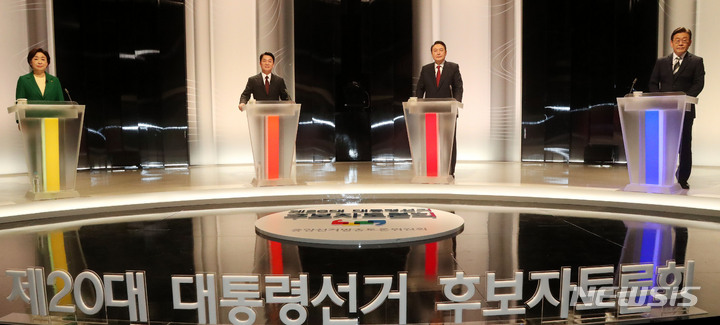 [서울=뉴시스] 국회사진기자단 = 25일 서울 마포구 SBS 프리즘타워 오디토리움에서 열린 중앙선거관리위원회 주관 두 번째 TV 토론회에 앞서 심상정(왼쪽부터) 정의당, 안철수 국민의당, 윤석열 국민의힘, 이재명 더불어민주당 대선 후보가 토론 준비를 하고 있다. 2022.02.25. photo@newsis.com