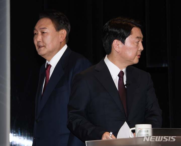 [서울=뉴시스] 국회사진기자단 = 윤석열 국민의힘, 안철수 국민의당 대선 후보가 25일 서울 마포구 SBS 프리즘타워 오디토리움에서 열린 중앙선거관리위원회 주관 두 번째 TV 토론회를 준비하고 있다. 2022.02.25. photo@newsis.com