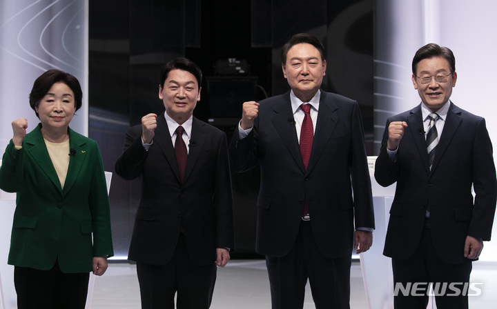 [서울=뉴시스] 국회사진기자단 = 25일 서울 마포구 SBS 프리즘타워 오디토리움에서 열린 중앙선거관리위원회 주관 두 번째 TV 토론회에 앞서 심상정(왼쪽부터) 정의당, 안철수 국민의당, 윤석열 국민의힘, 이재명 더불어민주당 대선 후보가 기념촬영하고 있다. 2022.02.25. photo@newsis.com