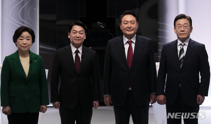 [서울=뉴시스] 국회사진기자단 = 25일 서울 마포구 SBS 프리즘타워 오디토리움에서 열린 중앙선거관리위원회 주관 두 번째 TV 토론회에 앞서 심상정(왼쪽부터) 정의당, 안철수 국민의당, 윤석열 국민의힘, 이재명 더불어민주당 대선 후보가 기념촬영하고 있다. 2022.02.25. photo@newsis.com