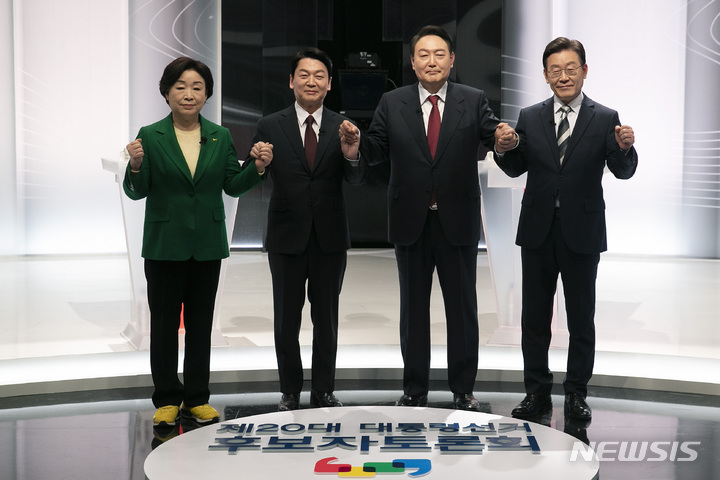 [서울=뉴시스] 국회사진기자단 = 25일 서울 마포구 SBS 프리즘타워 오디토리움에서 열린 중앙선거관리위원회 주관 두 번째 TV 토론회에 앞서 심상정(왼쪽부터) 정의당, 안철수 국민의당, 윤석열 국민의힘, 이재명 더불어민주당 대선 후보가 기념촬영하고 있다. 2022.02.25. photo@newsis.com