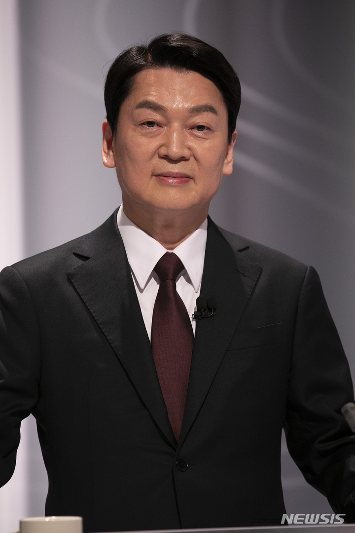 [서울=뉴시스] 국회사진기자단 = 안철수 국민의당 대선 후보가 25일 서울 마포구 SBS 프리즘타워 오디토리움에서 열린 중앙선거관리위원회 주관 두 번째 TV 토론회 준비를 하고 있다. 2022.02.25. photo@newsis.com