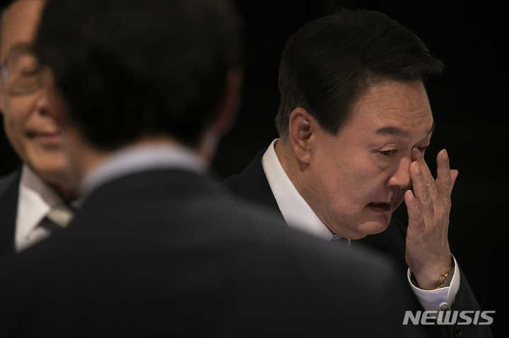 [서울=뉴시스] 국회사진기자단 = 윤석열 국민의힘 대선 후보가 25일 서울 마포구 SBS 프리즘타워 오디토리움에서 열린 중앙선거관리위원회 주관 두 번째 TV 토론회에 앞서 피곤한 듯 눈을 만지고 있다. 2022.02.25. photo@newsis.com