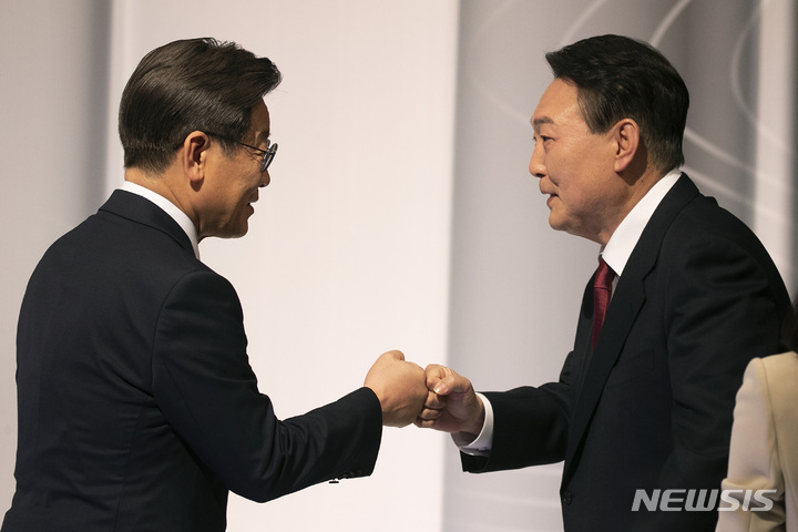 [서울=뉴시스] 국회사진기자단 = 이재명 더불어민주당, 윤석열 국민의힘 대선 후보가 25일 서울 마포구 SBS 프리즘타워 오디토리움에서 열린 중앙선거관리위원회 주관 두 번째 TV 토론회에 앞서 인사하고 있다. 2022.02.25. photo@newsis.com