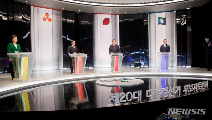 [서울=뉴시스] 국회사진기자단 = 25일 서울 마포구 SBS 프리즘타워 오디토리움에서 열린 중앙선거관리위원회 주관 두 번째 TV 토론회에 앞서 심상정(왼쪽부터) 정의당, 안철수 국민의당, 윤석열 국민의힘, 이재명 더불어민주당 대선 후보가 토론 준비를 하고 있다. 2022.02.25. photo@newsis.com