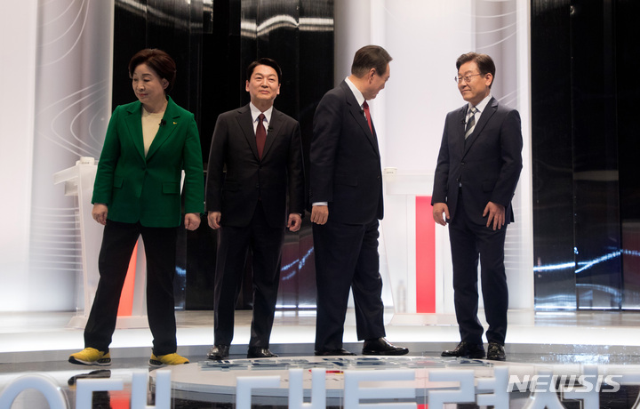 [서울=뉴시스] 국회사진기자단 = 25일 서울 마포구 SBS 프리즘타워 오디토리움에서 열린 중앙선거관리위원회 주관 두 번째 TV 토론회에 앞서 심상정(왼쪽부터) 정의당, 안철수 국민의당, 윤석열 국민의힘, 이재명 더불어민주당 대선 후보가 기념촬영을 마친 후 자리로 향하고 있다. 2022.02.25. photo@newsis.com