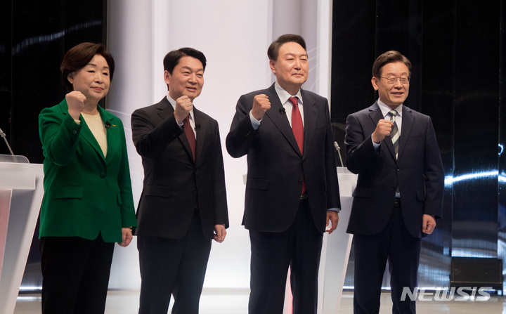[서울=뉴시스] 국회사진기자단 = 25일 서울 마포구 SBS 프리즘타워 오디토리움에서 열린 중앙선거관리위원회 주관 두 번째 TV 토론회에 앞서 심상정(왼쪽부터) 정의당, 안철수 국민의당, 윤석열 국민의힘, 이재명 더불어민주당 대선 후보가 기념촬영하고 있다. 2022.02.25. photo@newsis.com