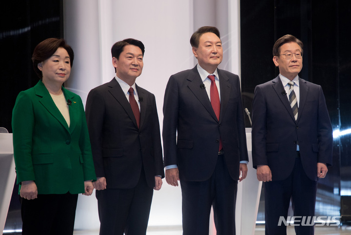 [서울=뉴시스] 국회사진기자단 = 25일 서울 마포구 SBS 프리즘타워 오디토리움에서 열린 중앙선거관리위원회 주관 두 번째 TV 토론회에 앞서 심상정(왼쪽부터) 정의당, 안철수 국민의당, 윤석열 국민의힘, 이재명 더불어민주당 대선 후보가 기념촬영하고 있다. 2022.02.25. photo@newsis.com