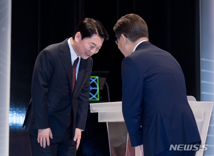 [서울=뉴시스] 국회사진기자단 = 이재명 더불어민주당, 안철수 국민의당 대선 후보가 25일 서울 마포구 SBS 프리즘타워 오디토리움에서 열린 중앙선거관리위원회 주관 두 번째 TV 토론회에 앞서 인사하고 있다. 2022.02.25. photo@newsis.com