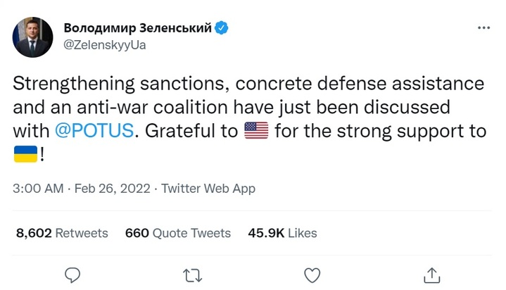[서울=뉴시스]우크라이나의 볼로디미르 젤렌스키 대통령이 조 바이든 미국 대통령과 방위 지원 등을 논의했다고 25일(현지시간) 트위터를 통해 밝혔다. 사진은 젤렌스키 트위터 갈무리. 2022.02.26.